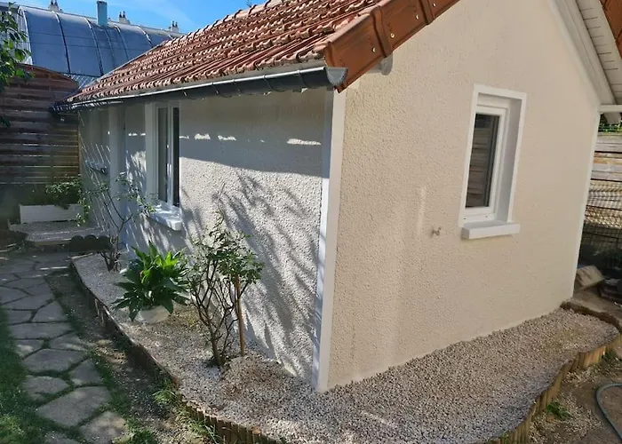 Petite Maison Cosy Dans Un Jardin.
