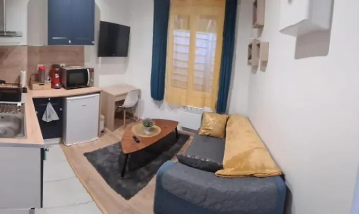 Petite Maison Cosy Dans Un Jardin.